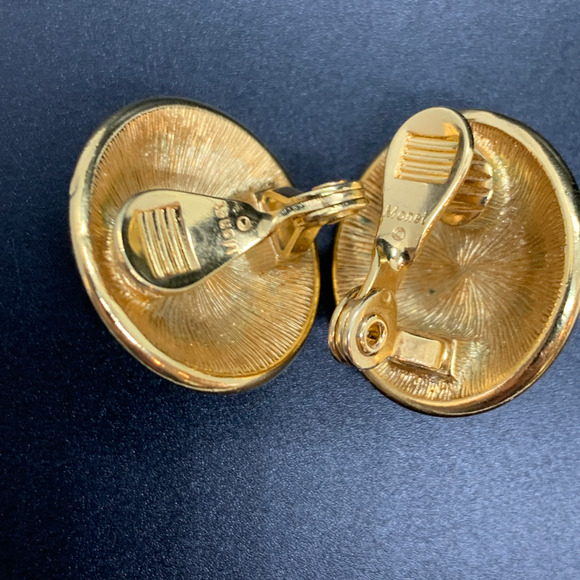 Signed Monet Vintage Gold Tone Black Enamel Faux Pearl Clip On Earrings 7/8" - Picture 3 of 3